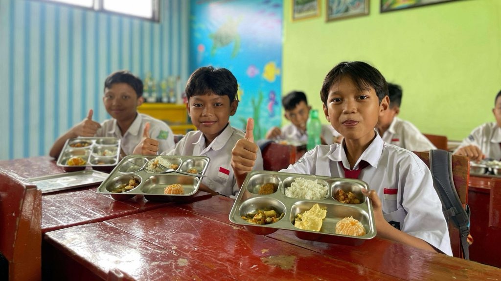 Siswa menerima makanan bergizi gratis di sekolah